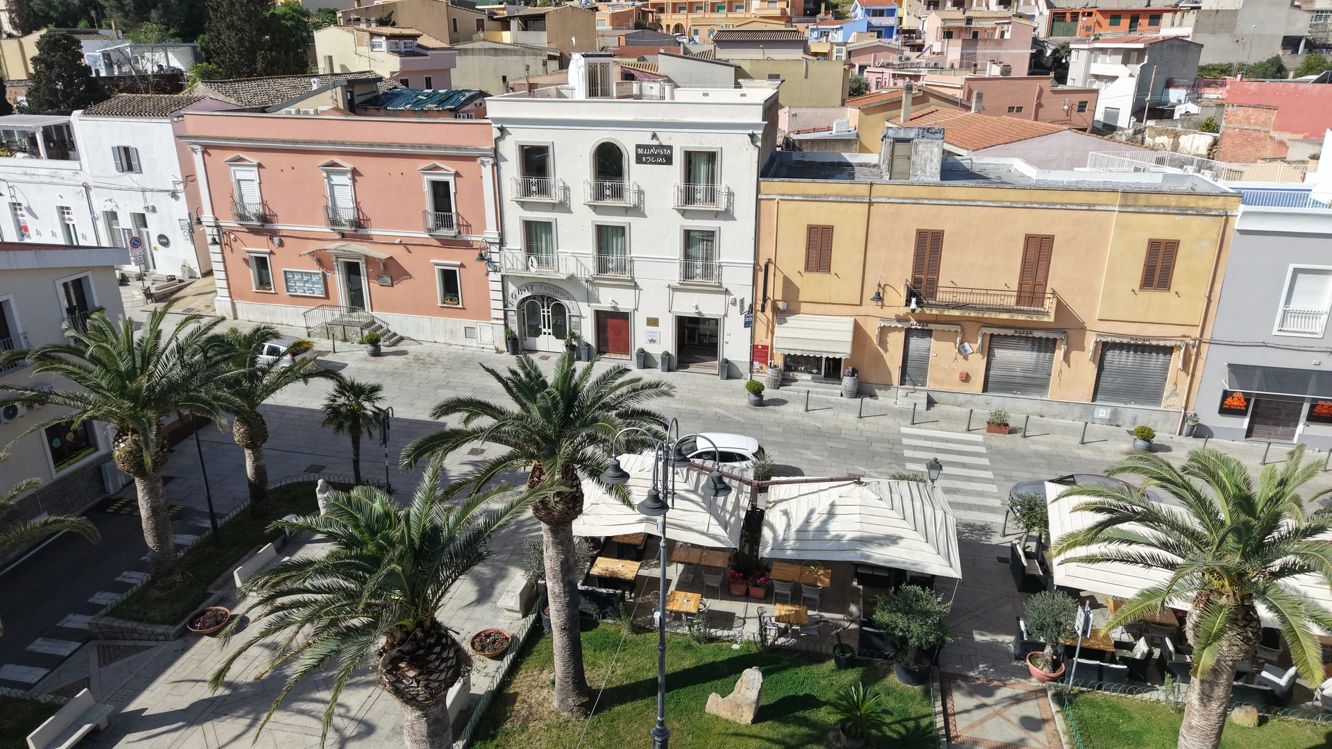 Facciata di Bellavista Rooms in piazza a Villasimius