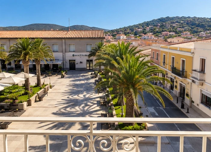 Vista sulla piazza e sulle colline di Villasimius dal balcone della camera Bellavista 24
