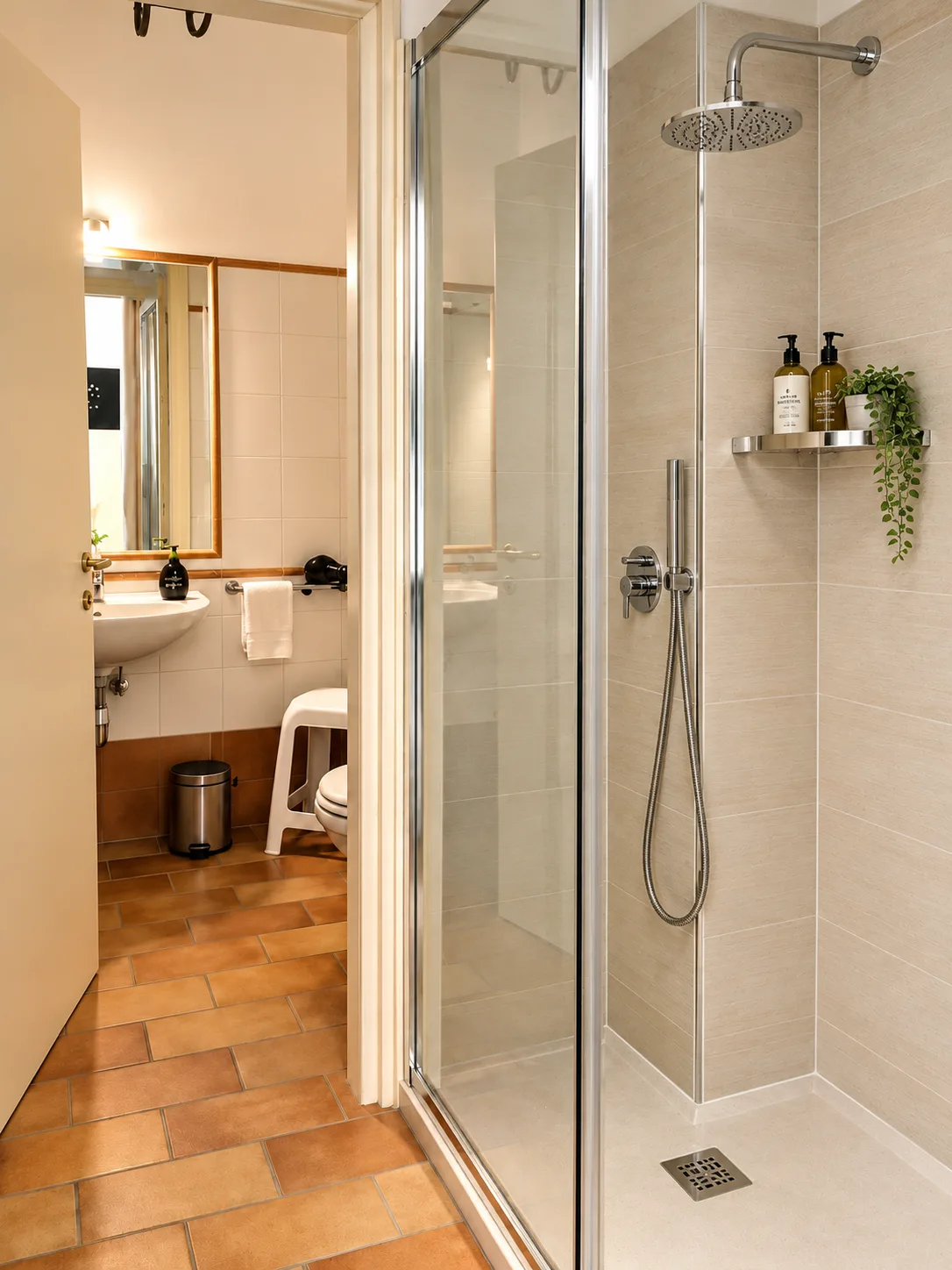 Bagno della camera Bellavista 25 con doccia in vetro e lavabo, Bellavista Rooms Villasimius
