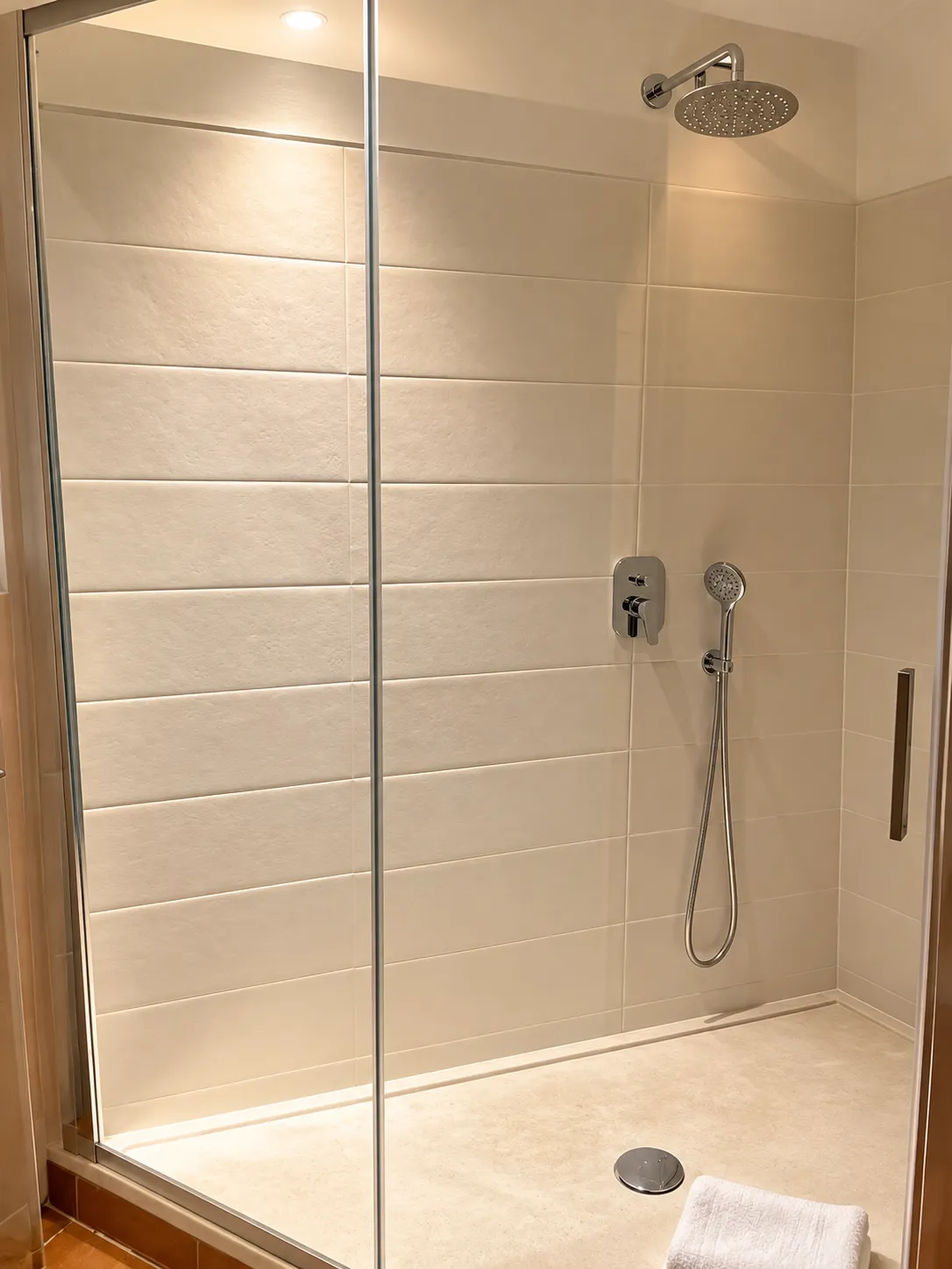Bagno con ampia doccia walk-in della camera Bellavista 26, Bellavista Rooms Villasimius
