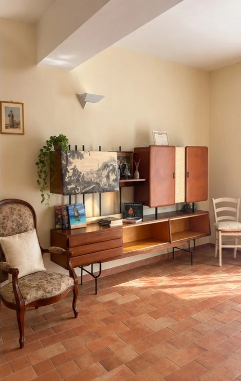 Arredi vintage e poltrona nel soggiorno della camera Bellavista 27, Bellavista Rooms Villasimius