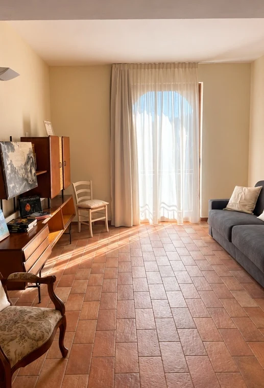 Soggiorno luminoso della camera Bellavista 27 con divano letto, Bellavista Rooms Villasimius