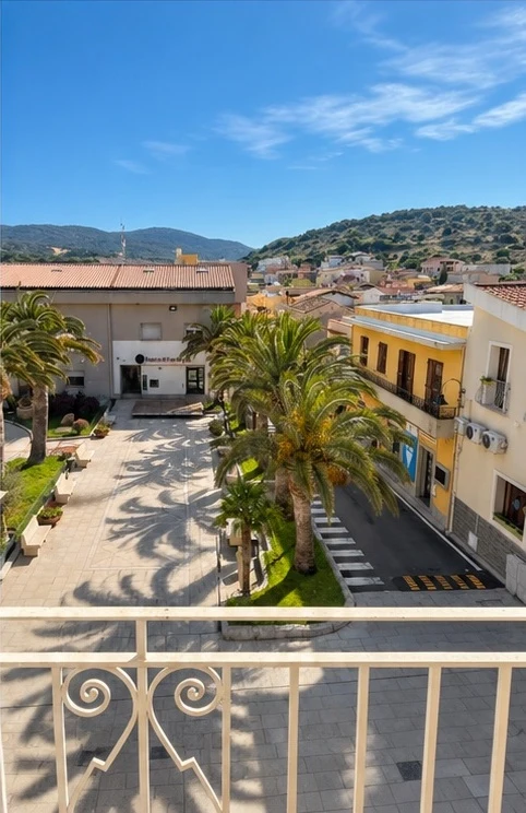 Vista sulla piazza e sulle colline di Villasimius dal balcone della camera Bellavista 27
