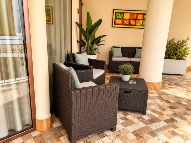 Angolo relax con poltrone in rattan, Bellavista Rooms Villasimius
