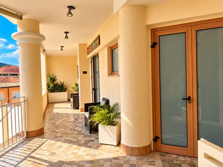 Ballatoio con colonne e ingressi delle camere, Bellavista Rooms Villasimius