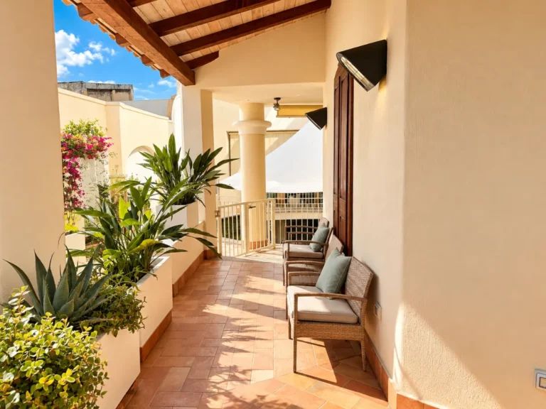 Ballatoio soleggiato con piante e sedute, Bellavista Rooms Villasimius