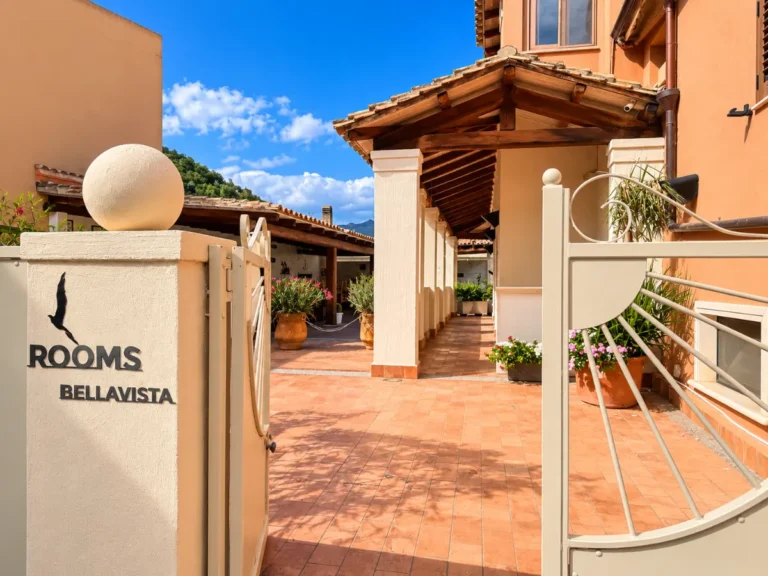Cancello d’ingresso con insegna Bellavista Rooms, Villasimius