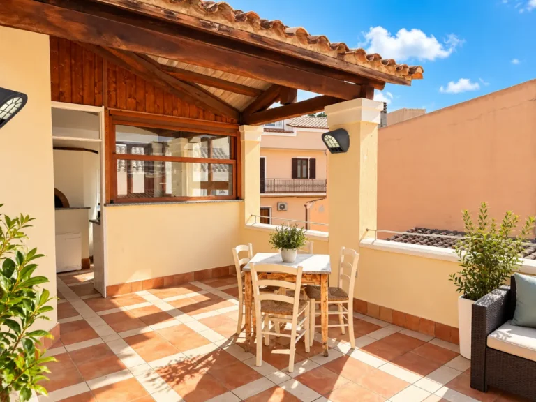 Terrazza con pergolato in legno e tavolo, Bellavista Rooms Villasimius