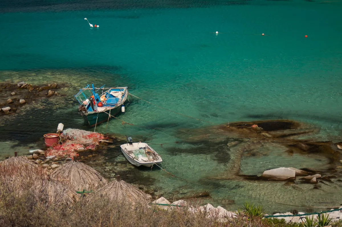 Barche dei pescatori in acqua turchese, Villasimius
